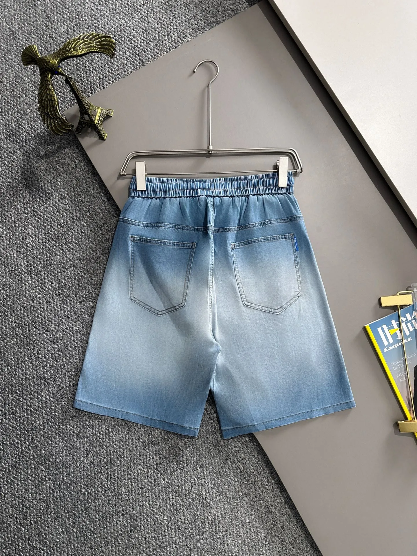 P300 Big Goose 2025 summer new jeans denim shorts are woven from imported Japanese Denim plain cotton denim fabrics. They have three standards. The top stone-washed process makes the texture reach the old taste of the 1980s. It is soft, delicate, comfortable and breathable. The color has a modern and fashionable vicissitudes. The upper body is versatile and fashionable! Light luxury is a must-have item for daily commuting! Size: M-4XL (please state your height and weight when placing an order)